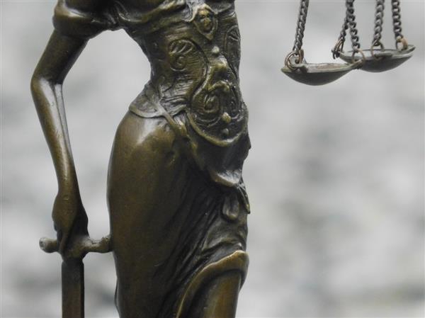 Grote foto een bronzen beeld van de vrouwe justitia tuin en terras tuindecoratie