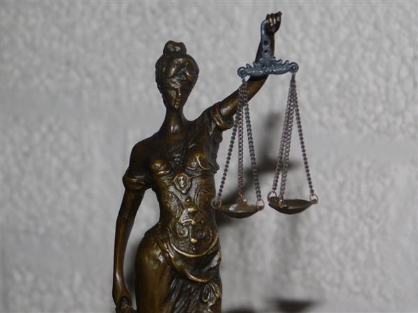 Grote foto een bronzen beeld van de vrouwe justitia tuin en terras tuindecoratie