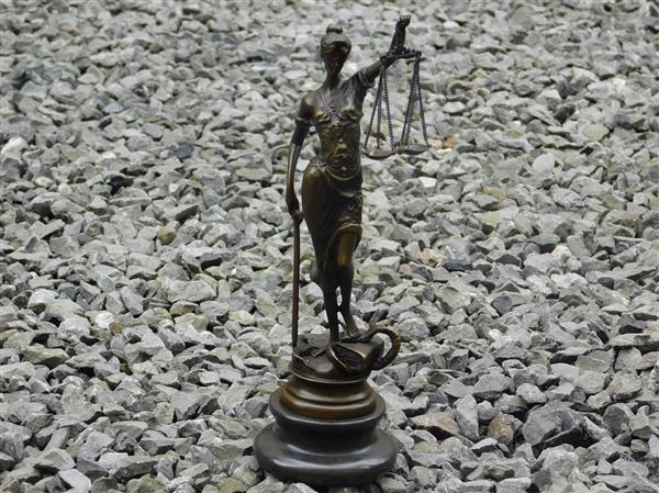 Grote foto een bronzen beeld van de vrouwe justitia tuin en terras tuindecoratie