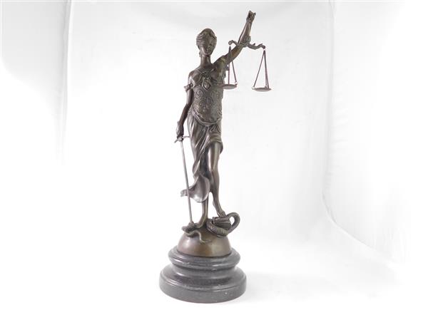 Grote foto een bronzen beeld van de vrouwe justitia tuin en terras tuindecoratie