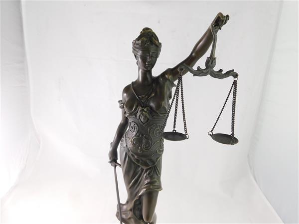 Grote foto een bronzen beeld van de vrouwe justitia tuin en terras tuindecoratie