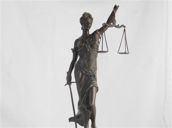 Grote foto een bronzen beeld van de vrouwe justitia tuin en terras tuindecoratie