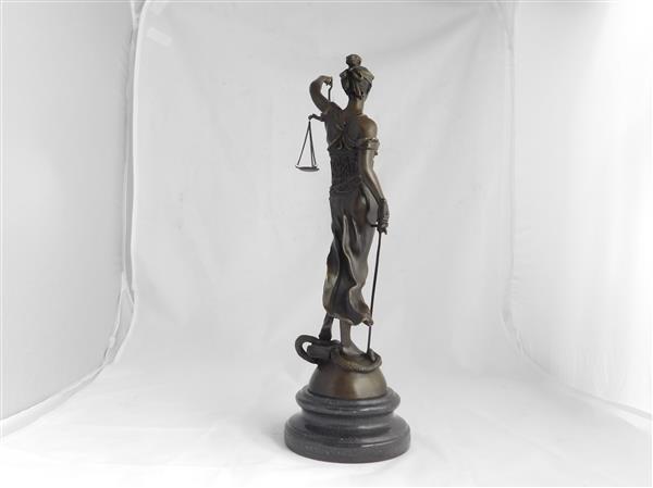 Grote foto een bronzen beeld van de vrouwe justitia tuin en terras tuindecoratie