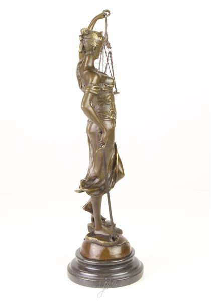 Grote foto een bronzen beeld van de vrouwe justitia tuin en terras tuindecoratie