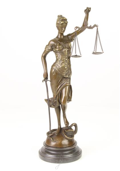 Grote foto een bronzen beeld van de vrouwe justitia tuin en terras tuindecoratie