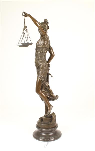 Grote foto een zeer fors bronzen beeld van de vrouwe justitia tuin en terras tuindecoratie