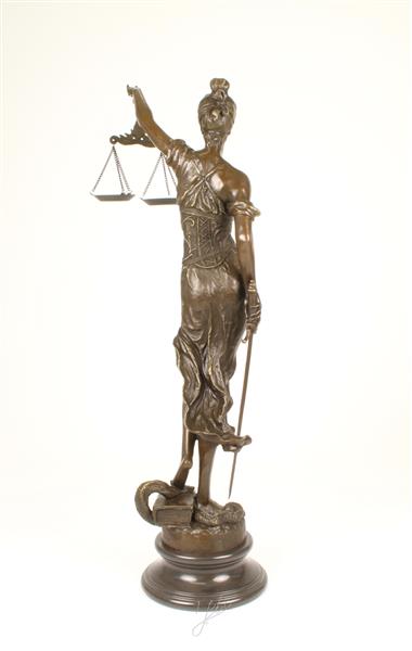 Grote foto een zeer fors bronzen beeld van de vrouwe justitia tuin en terras tuindecoratie