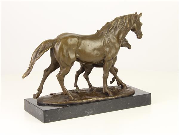 Grote foto een bronzen beeld van een paard en veulen. tuin en terras tuindecoratie