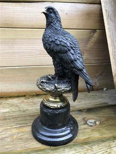 Grote foto een bronzen beeld van een adelaar tuin en terras tuindecoratie