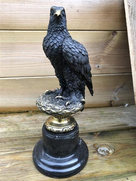 Grote foto een bronzen beeld van een adelaar tuin en terras tuindecoratie