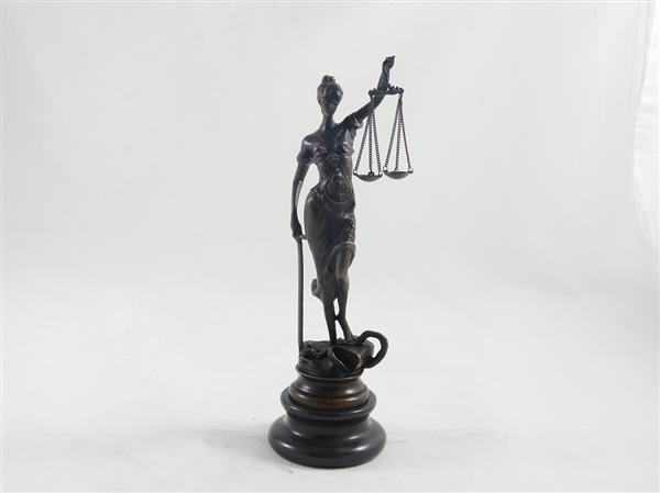 Grote foto een bronzen beeld van de vrouwe justitia tuin en terras tuindecoratie