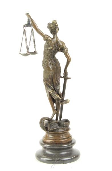 Grote foto een bronzen beeld van de vrouwe justitia tuin en terras tuindecoratie