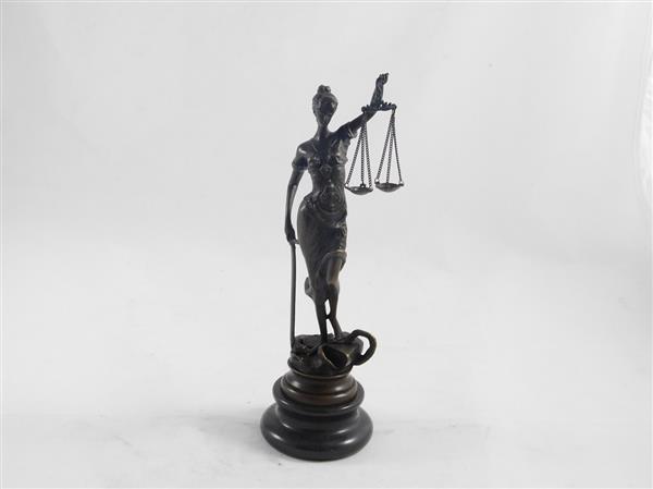 Grote foto een bronzen beeld van de vrouwe justitia tuin en terras tuindecoratie