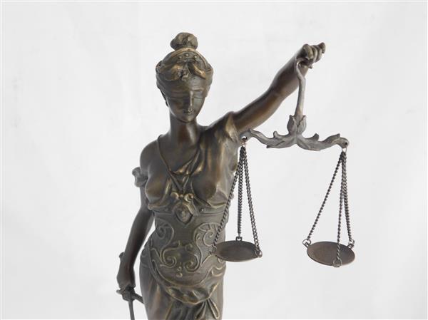 Grote foto een bronzen beeld van de vrouwe justitia tuin en terras tuindecoratie