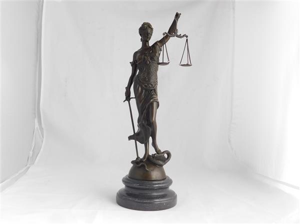 Grote foto een bronzen beeld van de vrouwe justitia tuin en terras tuindecoratie