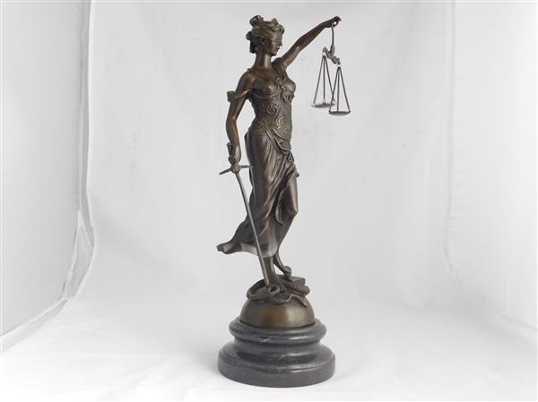 Grote foto een bronzen beeld van de vrouwe justitia tuin en terras tuindecoratie