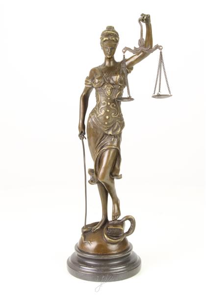 Grote foto een bronzen beeld van de vrouwe justitia tuin en terras tuindecoratie