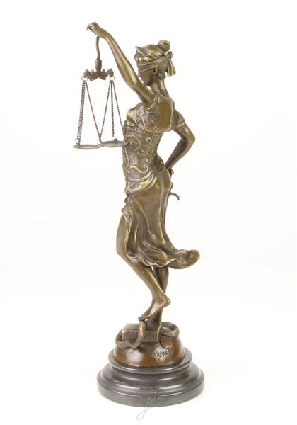 Grote foto een bronzen beeld van de vrouwe justitia tuin en terras tuindecoratie