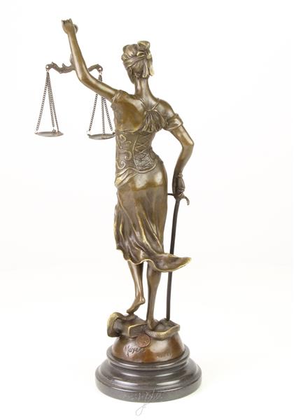 Grote foto een bronzen beeld van de vrouwe justitia tuin en terras tuindecoratie