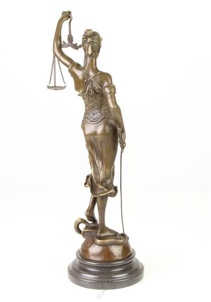 Grote foto een bronzen beeld van de vrouwe justitia tuin en terras tuindecoratie