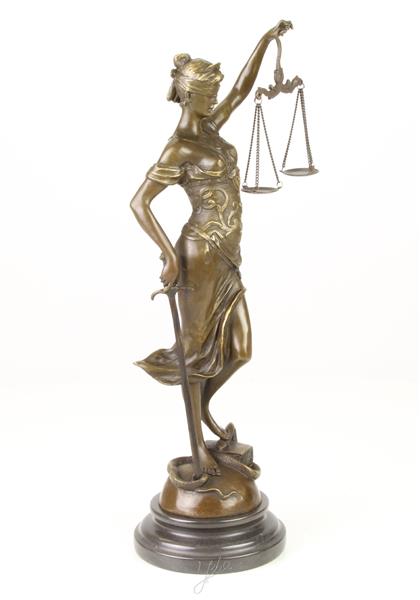 Grote foto een bronzen beeld van de vrouwe justitia tuin en terras tuindecoratie