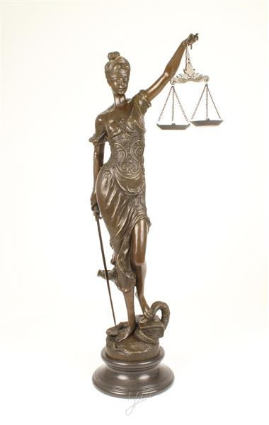 Grote foto een zeer fors bronzen beeld van de vrouwe justitia tuin en terras tuindecoratie