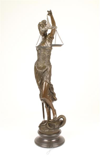 Grote foto een zeer fors bronzen beeld van de vrouwe justitia tuin en terras tuindecoratie