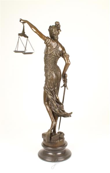 Grote foto een zeer fors bronzen beeld van de vrouwe justitia tuin en terras tuindecoratie