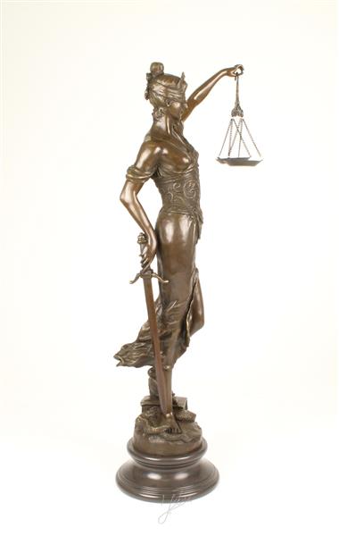 Grote foto een zeer fors bronzen beeld van de vrouwe justitia tuin en terras tuindecoratie