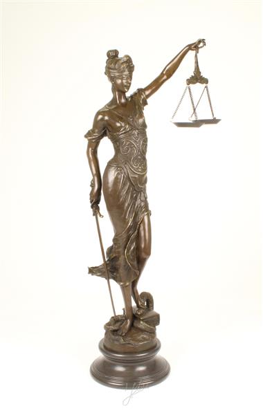 Grote foto een zeer fors bronzen beeld van de vrouwe justitia tuin en terras tuindecoratie