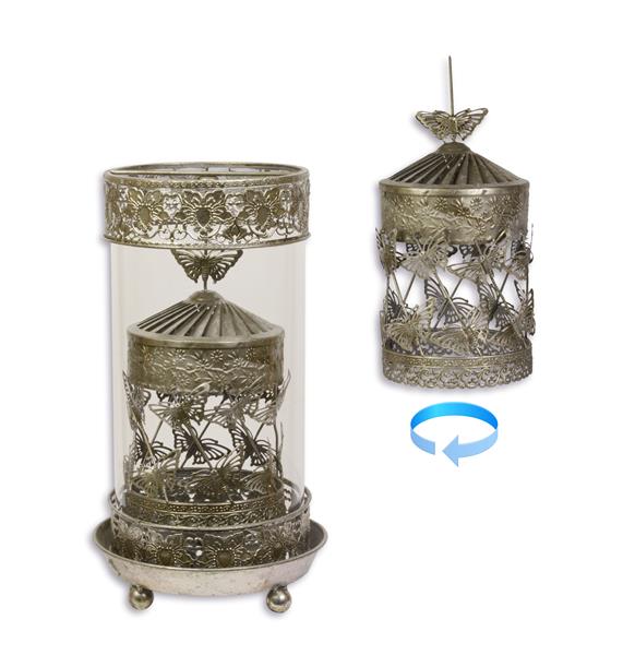 Grote foto prachtige metalen lantaarn met aparte draaiende vuurkap en geslepen glas. tuin en terras tuindecoratie
