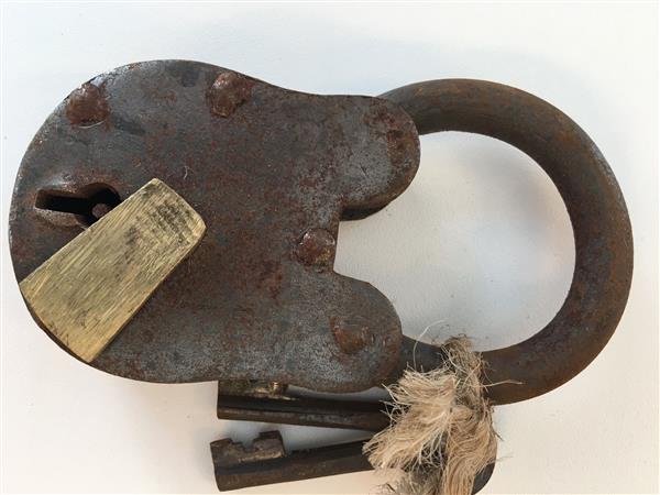 Grote foto oude kasteel hangslot trusty handgemaakt hangslot poortslot old rust tuin en terras hekken en schuttingen