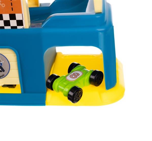 Grote foto racebaan met parkeergarage kinderen en baby los speelgoed