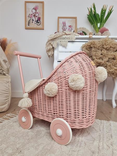 Grote foto poppenwagen roze met beige dekens en pompons roze met beige dekens pompons kinderen en baby poppen