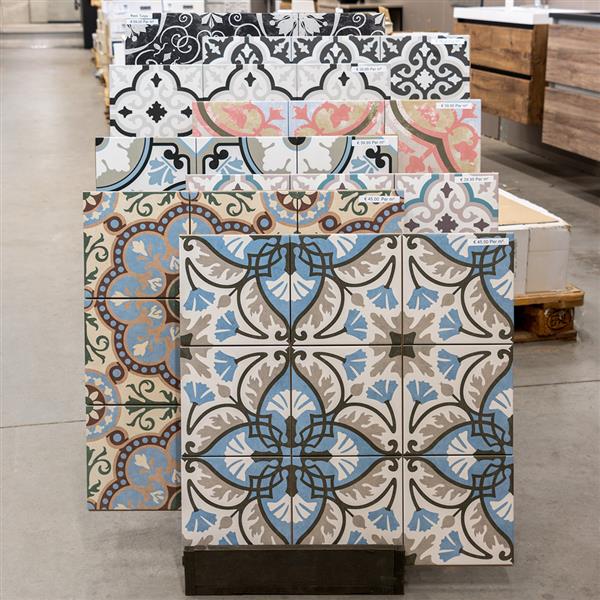 Grote foto keramische portugese vloertegels 20x20 wit met blauw zwart en grijs bloemen motief 0 52m doe het zelf en verbouw tegels
