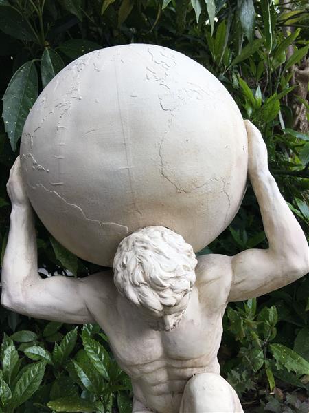 Grote foto beeld van atlas een reus die volgens de griekse mythologie het heelal droeg. tuin en terras tuindecoratie
