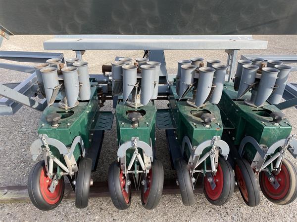 Grote foto l nnen 4 rij plantmachine agrarisch zaaimachines