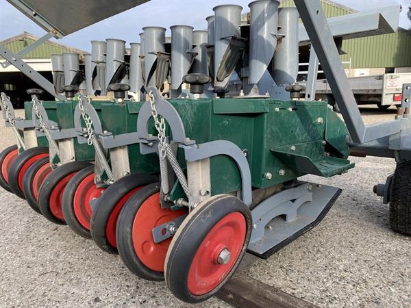 Grote foto l nnen 4 rij plantmachine agrarisch zaaimachines