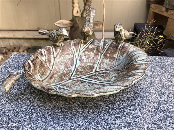 Grote foto vogelbad gietijzer groen bruin rust met 3 vogels. tuin en terras tuindecoratie