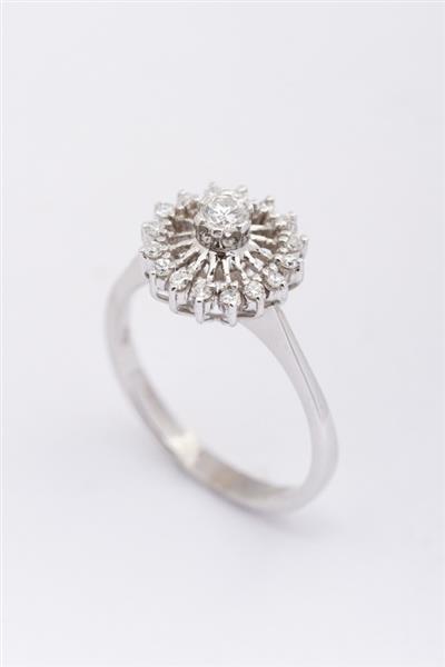 Grote foto wit gouden entourage ring met briljant en diamanten sieraden tassen en uiterlijk ringen voor haar