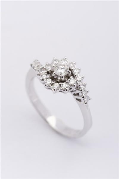 Grote foto wit gouden slagring met een briljant en diamanten sieraden tassen en uiterlijk ringen voor haar
