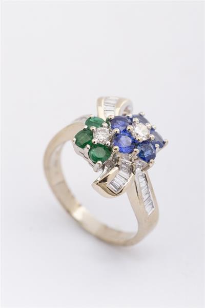 Grote foto wit gouden strik ring met saffier smaragd en briljanten kleding dames sieraden