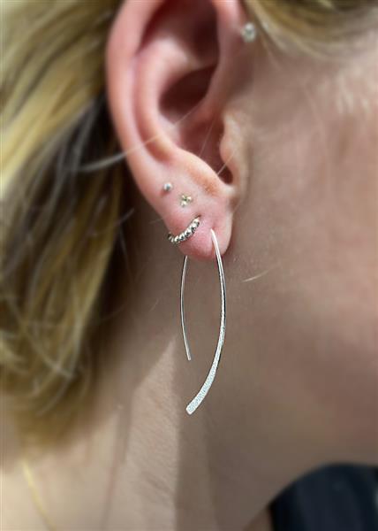 Grote foto zilveren simplicity gehamerde haak oorbellen sieraden tassen en uiterlijk oorbellen