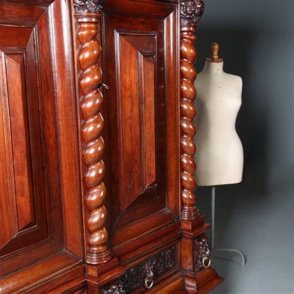 Grote foto kolomkast ca 1700 als garderobekast of kapstok met deuren in gebruik no.932305 antiek en kunst stoelen en banken