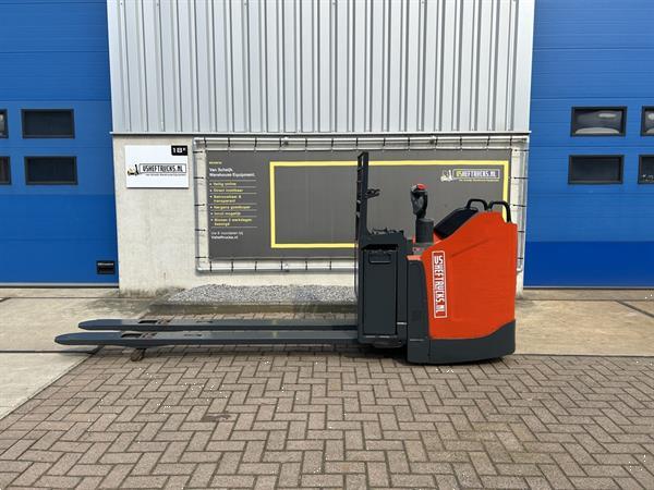 Grote foto vs 21628 elektrische meerijdpalletwagen bt lange lepels 2400mm doe het zelf en verbouw hefwerktuigen