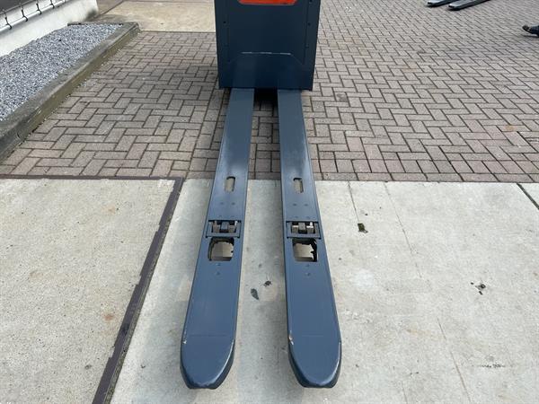 Grote foto vs 21629 elektrische meerijdpalletwagen bt lange lepels 2400mm doe het zelf en verbouw hefwerktuigen