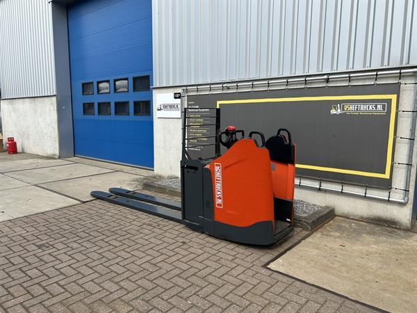 Grote foto vs 21629 elektrische meerijdpalletwagen bt lange lepels 2400mm doe het zelf en verbouw hefwerktuigen