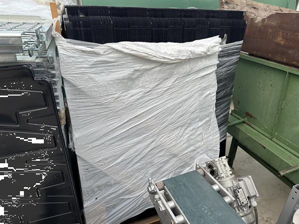 Grote foto pallet met meer dan 700 inlays lekbakken voor deense karren agrarisch aanhangwagens
