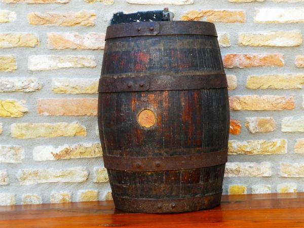 Grote foto handvervaardigd vat origineel karakteristiek spaans oud wijnvat met kraantje wijntafeltje wijn antiek en kunst curiosa en brocante