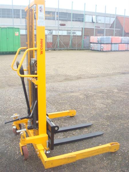 Grote foto palletstappelaar hand stacker auto diversen gereedschap